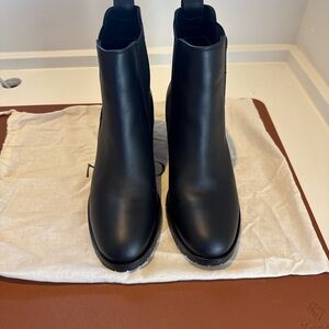 Nisolo women’s Chelsea Lug Bootie Black size 9.5